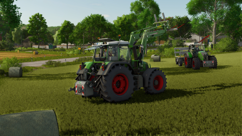 DH_Agrar Fendt Traktor verlädt Heuballen auf unserem Hof Bergmann Projekt